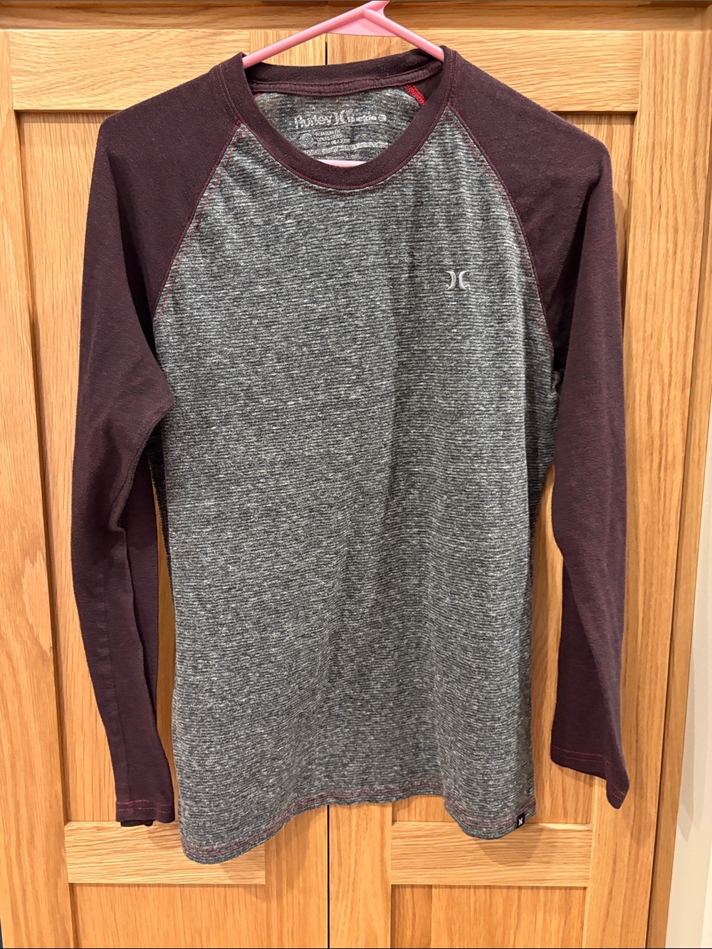 Hurley for Buckle Men’s Medium Long Sleeve Raglan Shirt in Gray and Burgundy